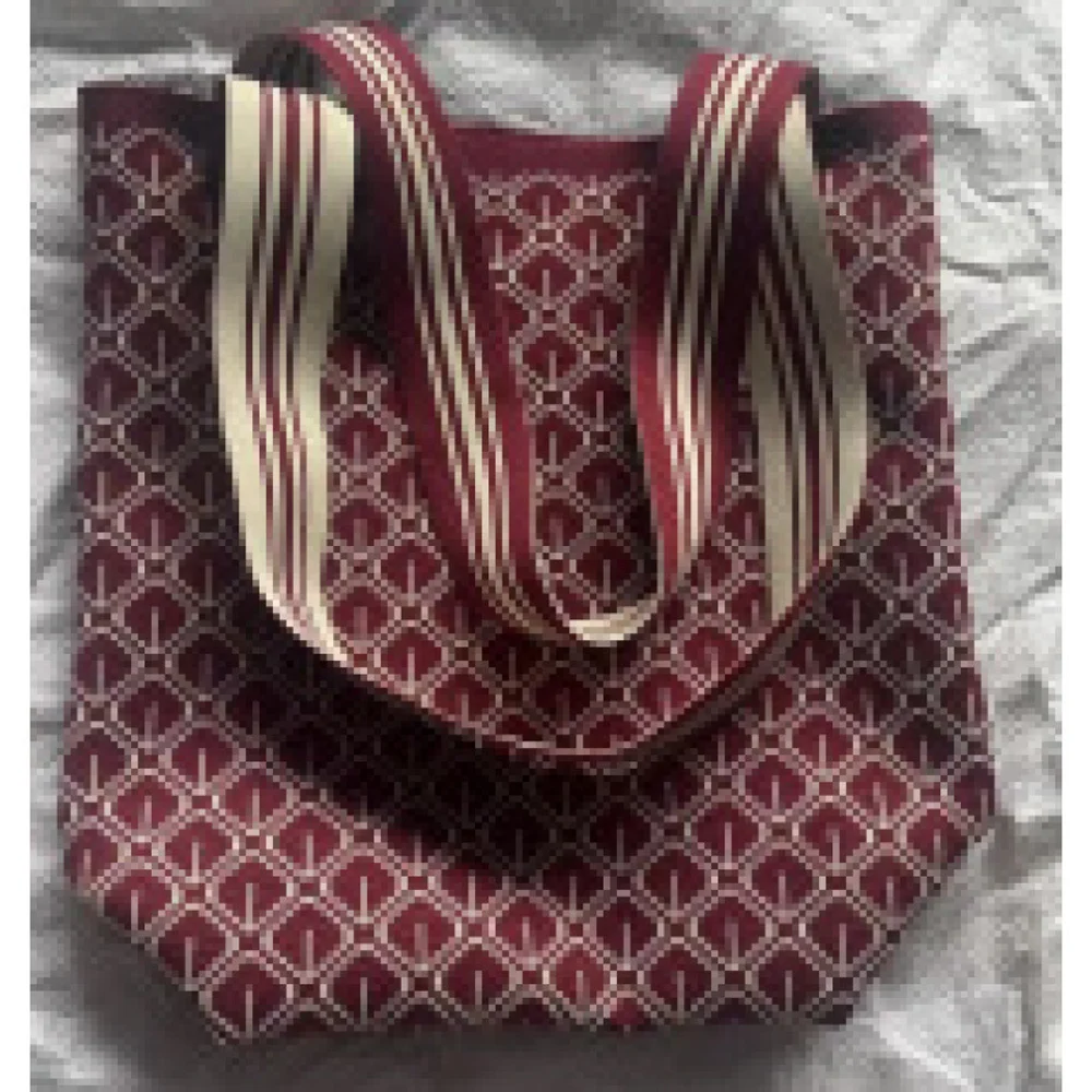 Graphic Knitted Shoulder Totes — Graphic — Burgundy