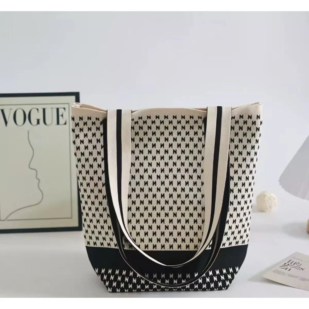 Graphic Knitted Shoulder Totes — Graphic — Black