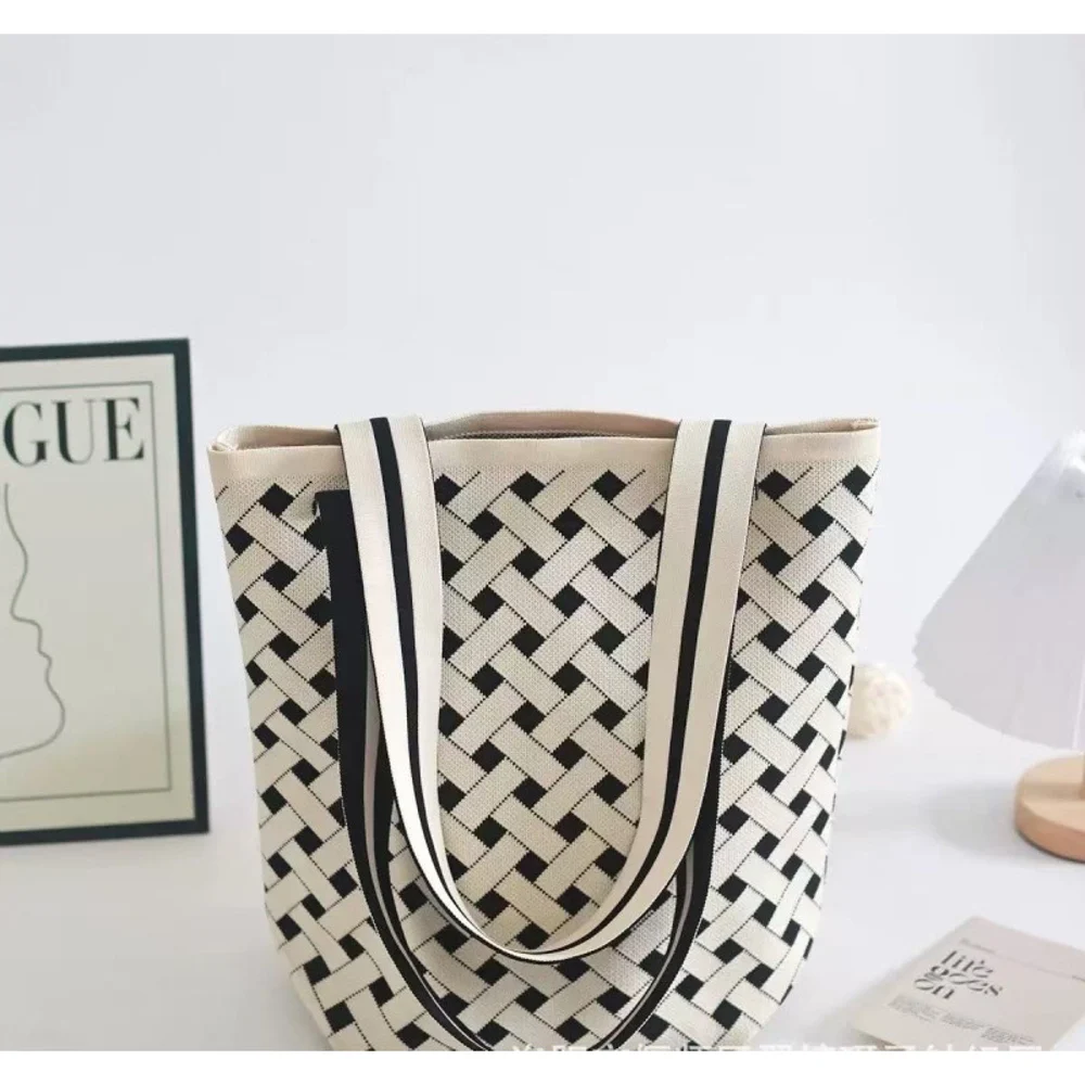 Graphic Knitted Shoulder Totes — Graphic — Cream