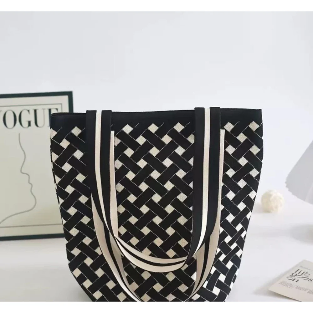 Graphic Knitted Shoulder Totes — Graphic — Black